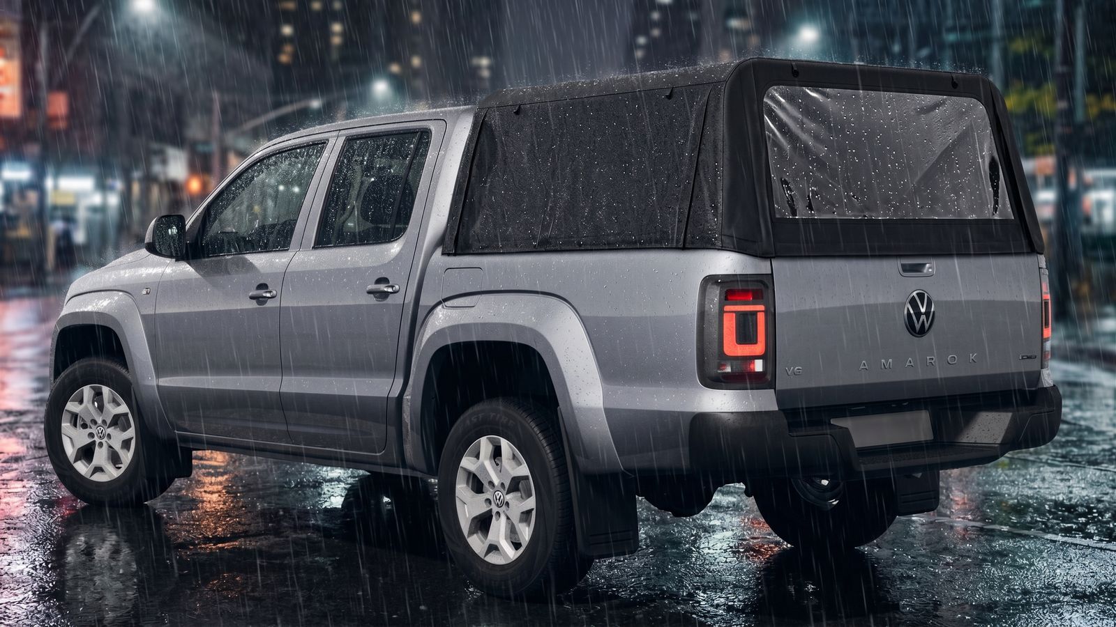 Volkswagen Amarok con MorphTop circulando de noche bajo lluvia en la ciudad