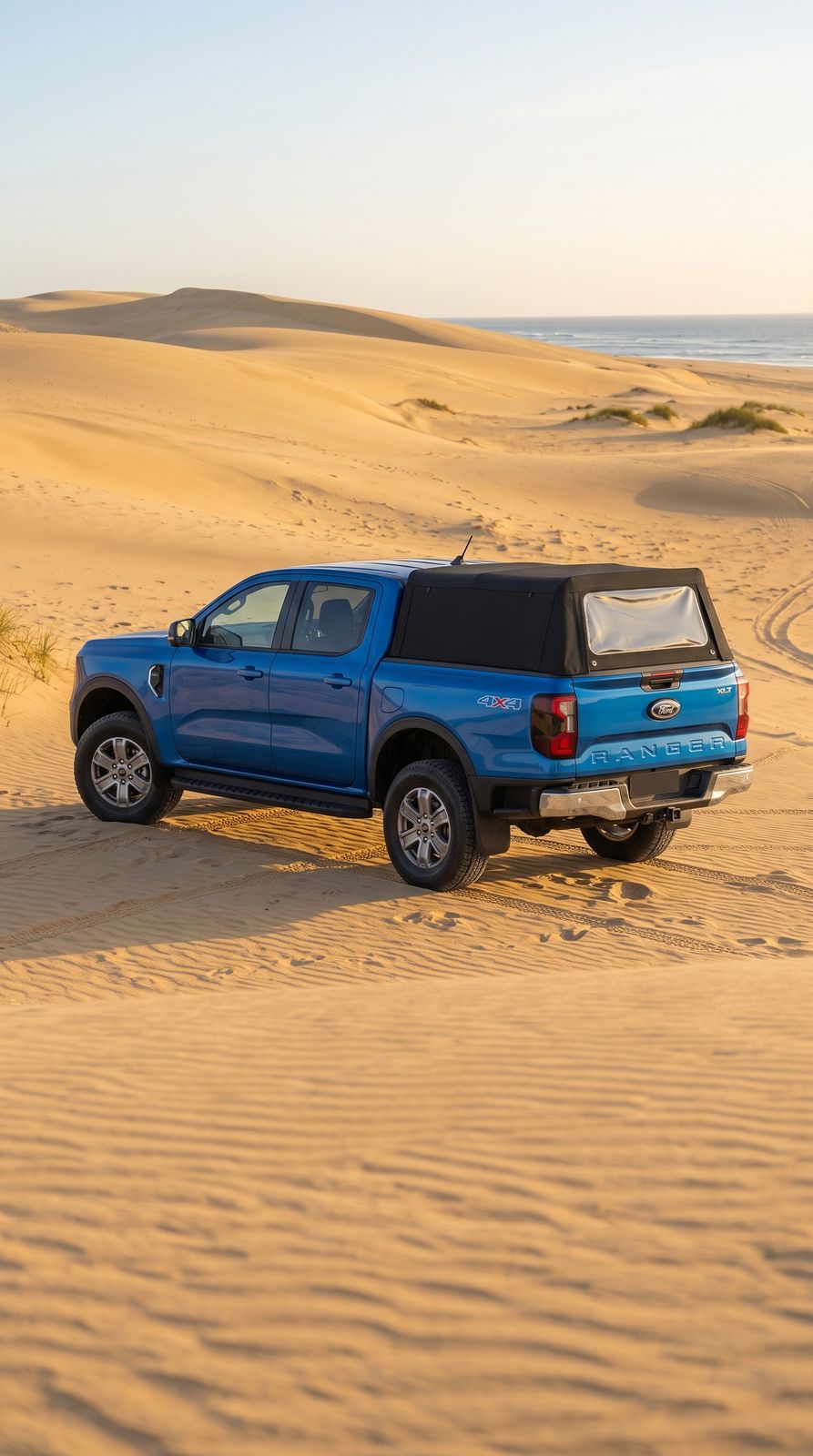 Ford Ranger con MorphTop en dunas de desierto junto al mar